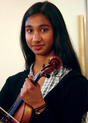 Photo: girl with violin